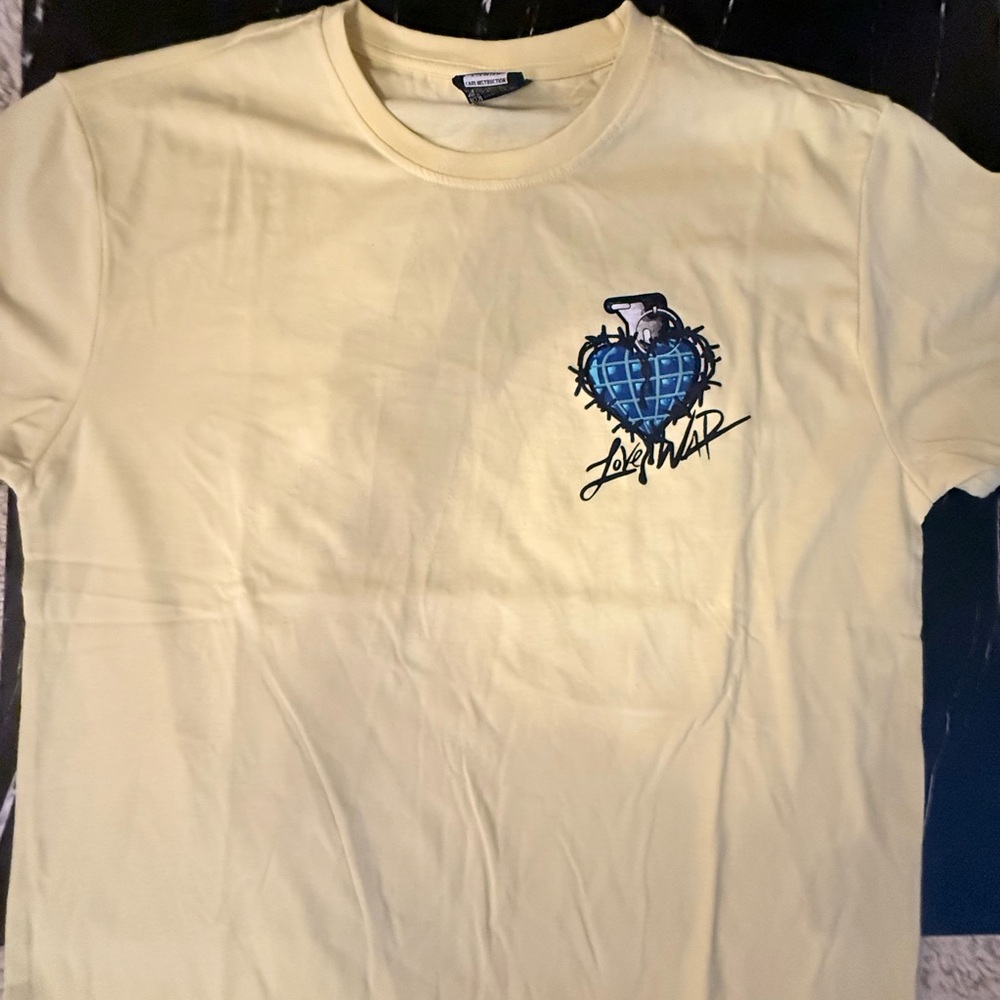NWOT Genuine Authentic "Love Is War" T-shirt Size Large‎